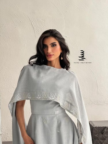 فستان فضي بتطريز ابيض