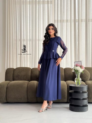 فستان كحلي مع تطريز