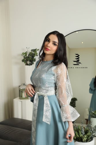 فستان مع تطريز بالصدر والكم