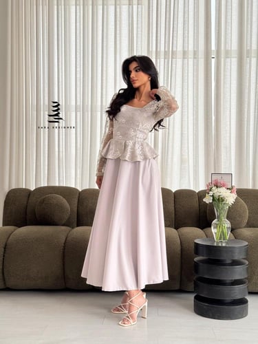 فستان فضي بتطريز