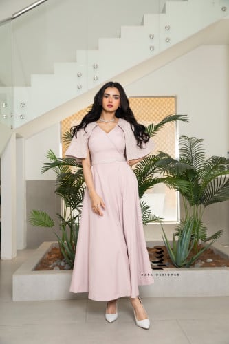 فستان وردي بتطريز