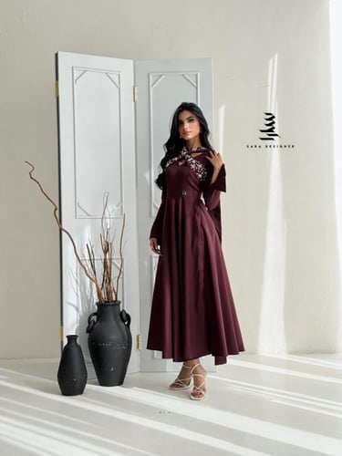 فستان عنابي مزين بالشك