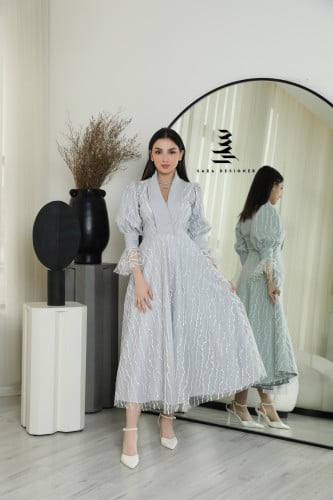 فستان فضي بتطريز كامل