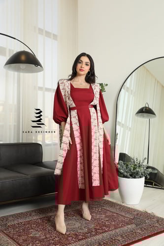 فستان احمر مع تطريز
