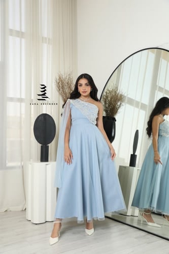 فستان سماوي مزين بالشك