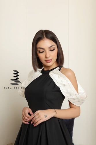 فستان باللون الاسود مزين بالشك