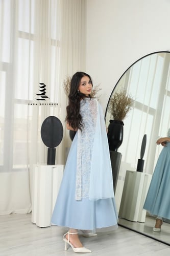 فستان سماوي مزين بالشك