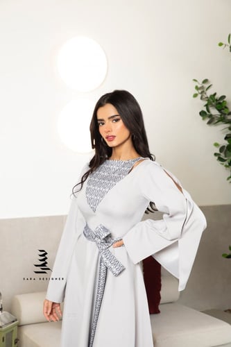 فستان فضي بتطريز كحلي