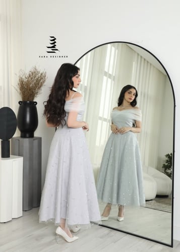 فستان فضي مزين بشك كامل