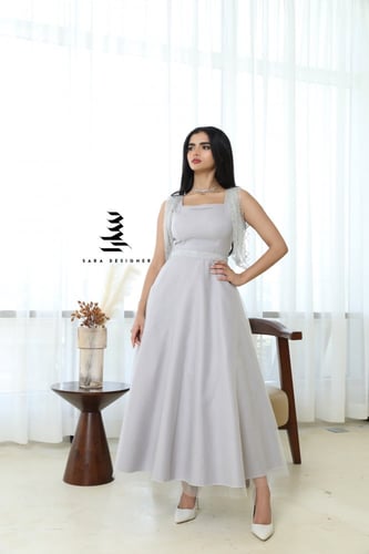 فستان فضي مزين بالشك