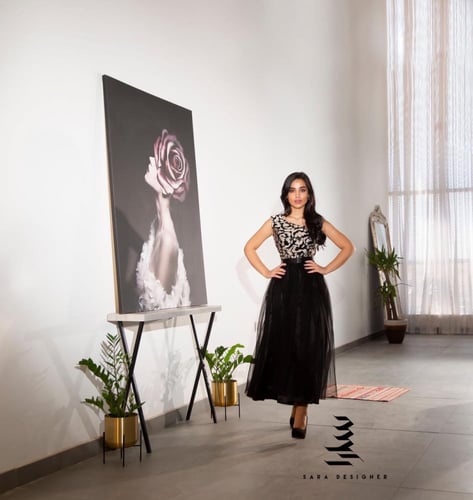 فستان اسود بتطريز علوي عسلي