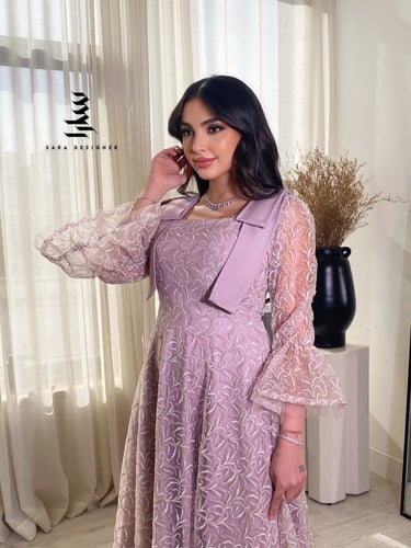 فستان وردي بتطريز كامل