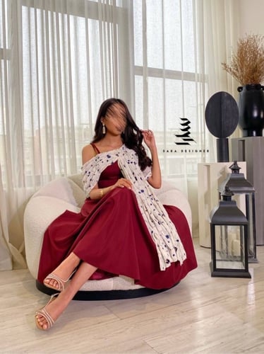 فستان عنابي مع شيفون مُطرز