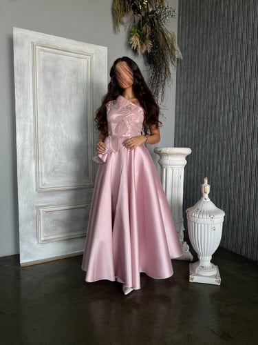 فستان وردي مزين بالشك