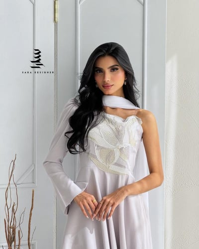 فستان فضي بتطريز