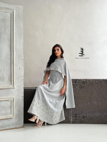 فستان فضي بتطريز ابيض