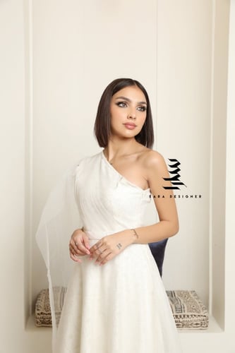 فستان باللون الابيض بتطريز