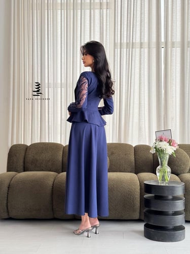 فستان كحلي مع تطريز