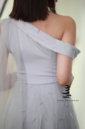 فستان فضي مزين بالشك