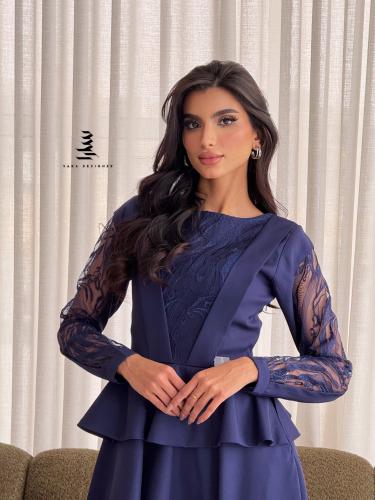 فستان كحلي مع تطريز