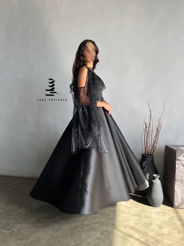 فستان اسود مزين بالشك