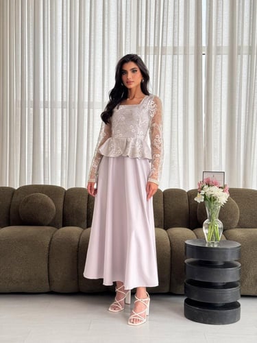 فستان فضي بتطريز