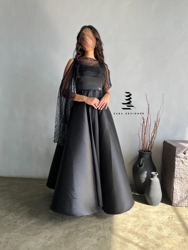 فستان اسود مزين بالشك