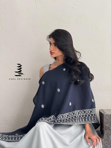 فستان فضي بتطريز كحلي