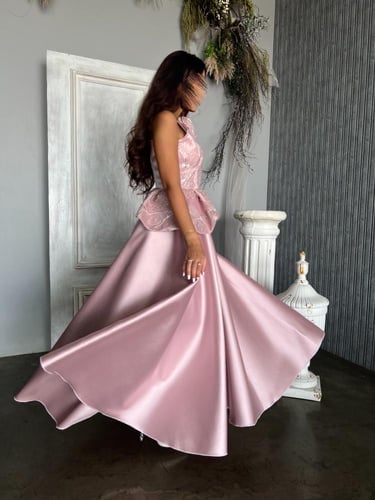 فستان وردي مزين بالشك