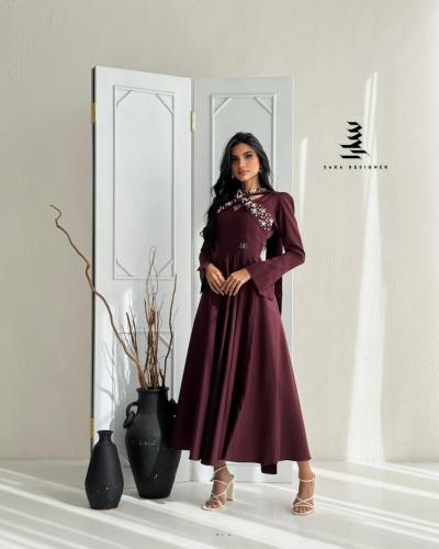 فستان عنابي مزين بالشك