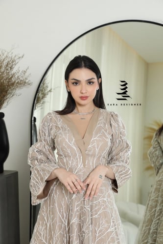 فستان عسلي مع تطريز كامل