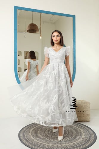 فستان باللون الفضي بتطريز