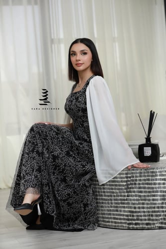 فستان اسود بتطريز ابيض