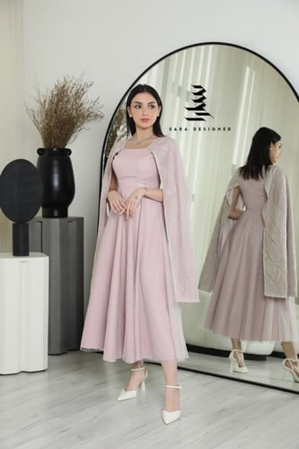 فستان وردي بتطريز الاكمام