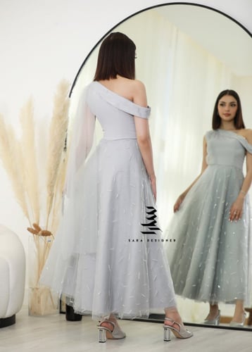 فستان فضي مزين بالشك