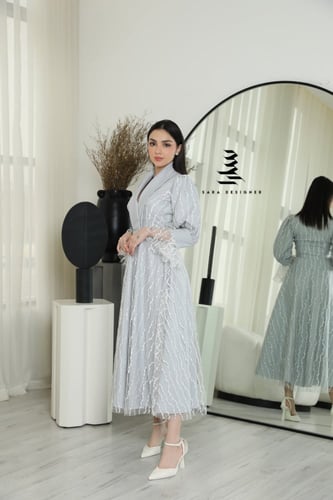 فستان فضي بتطريز كامل