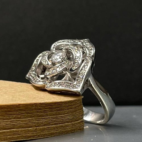 طقم فضة نسائي مرصع بالكريستال