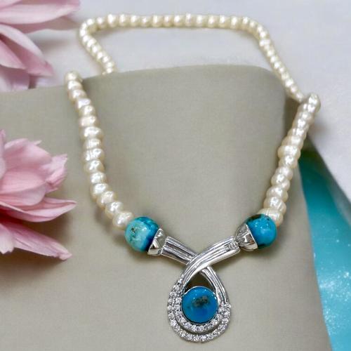 عقد نسائي باحجار فيروز كرماني بعقد من اللؤلؤ