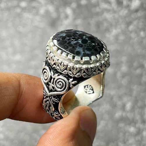 خاتم فضة رجالي بحجر عقيق جلد الحية يماني طبيعي