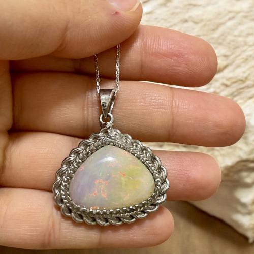 قلادة فضة نسائية بحجر اوبال اثيوبي
