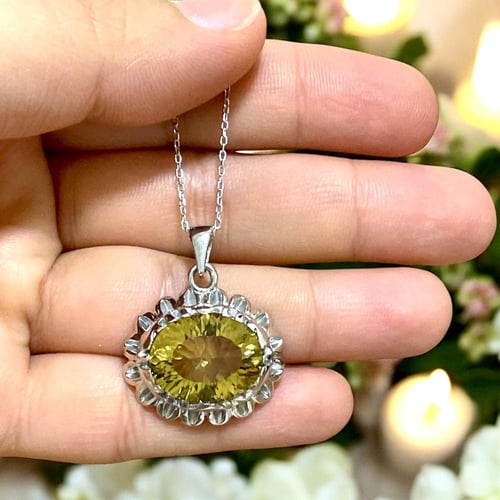 قلادة فضة نسائية بحجر سترين