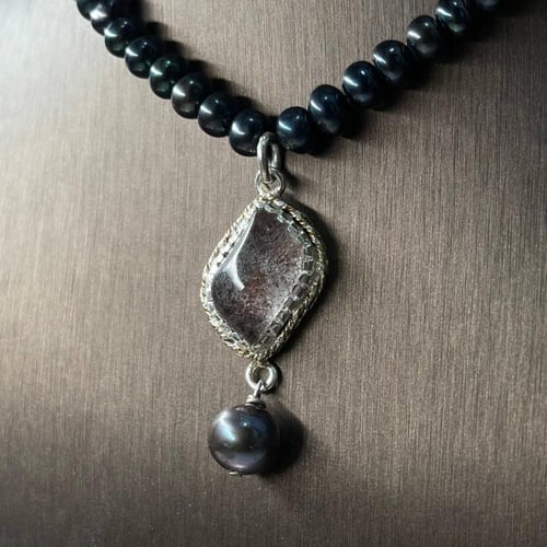 عقد لؤلؤ بحجر در نهري طبيعي