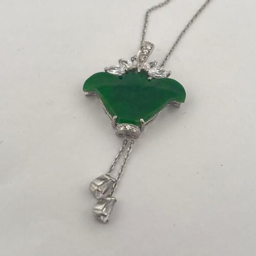 قلادة فضة نسائية بحجر جاد