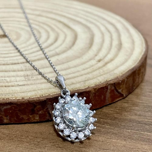 قلادة فضة نسائية بحجر موزنايت بصلابة الالماس
