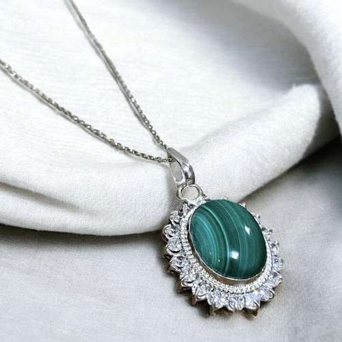 قلادة فضة نسائية بحجر ملاكايت طبيعي مرصع زركون سوي...