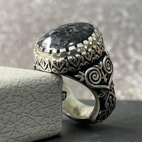 خاتم فضة رجالي بحجر عقيق جلد الحية يماني طبيعي