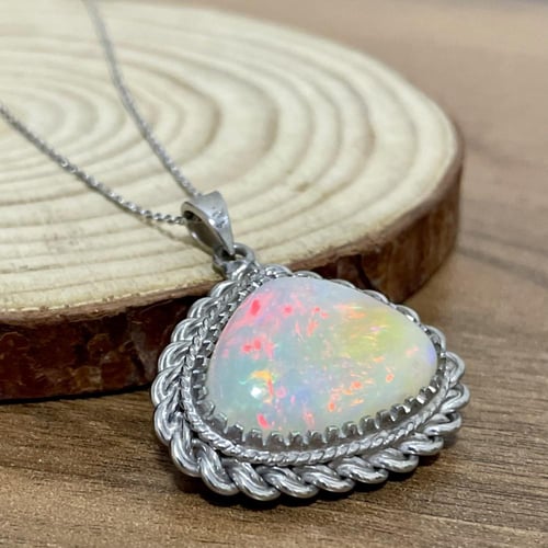 قلادة فضة نسائية بحجر اوبال اثيوبي