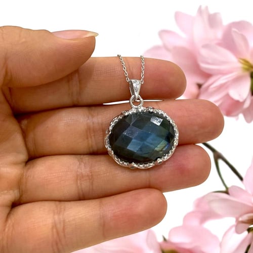 قلادة فضة نسائية بحجر طاووس طبيعي