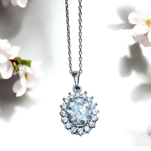 قلادة فضة نسائية بحجر موزنايت بصلابة الالماس