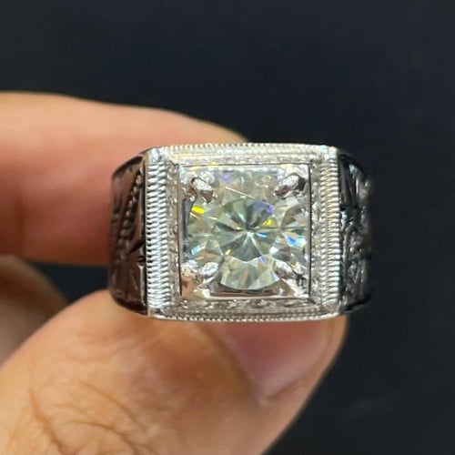 خاتم فضة رجالي بحجر موزنايت مرصع الماس